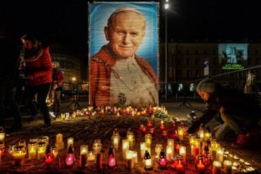 Abp Grzegorz Ryś na spotkaniu z młodzieżą: Nie mam cienia wątpliwości, że Jan Paweł II się obroni